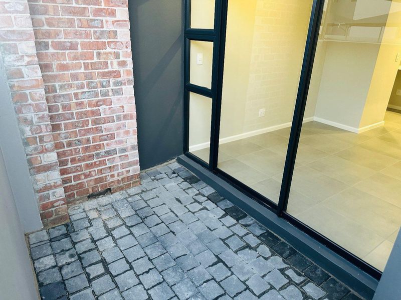 Contemporary Ground-Floor Unit with 24-Hour Security - 1 June 2026 - Photo 7