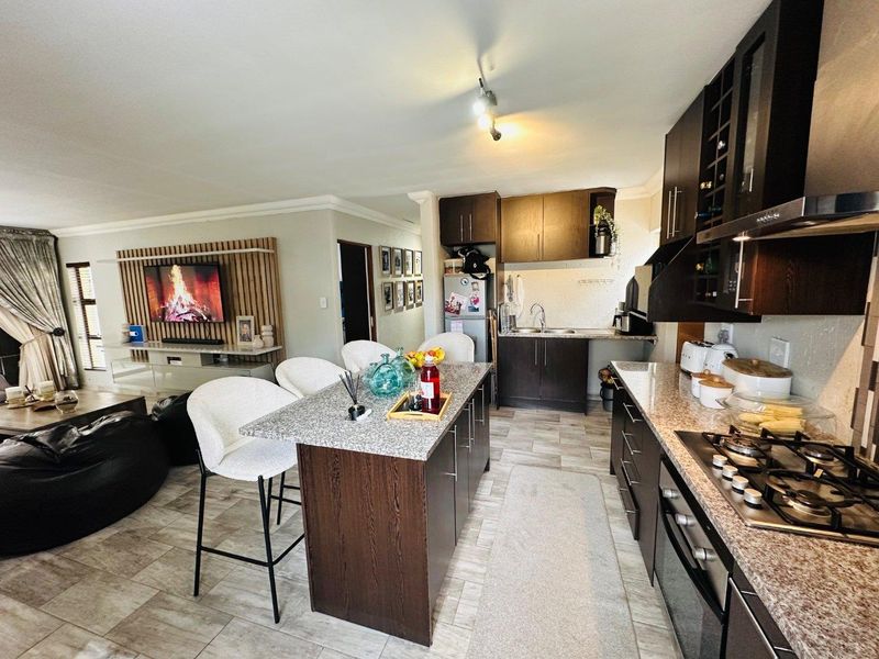 A MODERN HOUSE - Photo 3