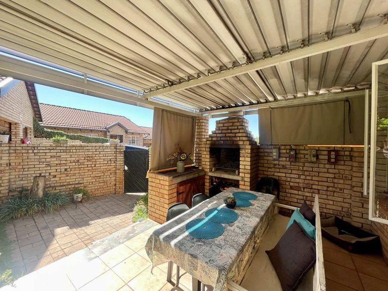 Secure Estate Living with Pool, Fishing Dam & Excellent Rental Appeal - Photo 4