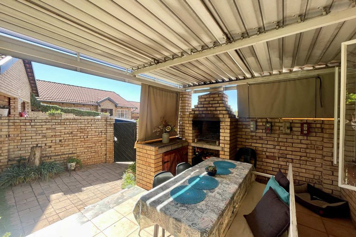Secure Estate Living with Pool, Fishing Dam & Excellent Rental Appeal - Photo 4