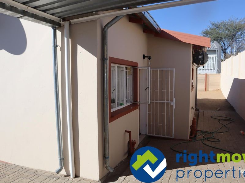 Want to be the owner of your own Complex? Look no further! Tenants in place already. - Photo 3