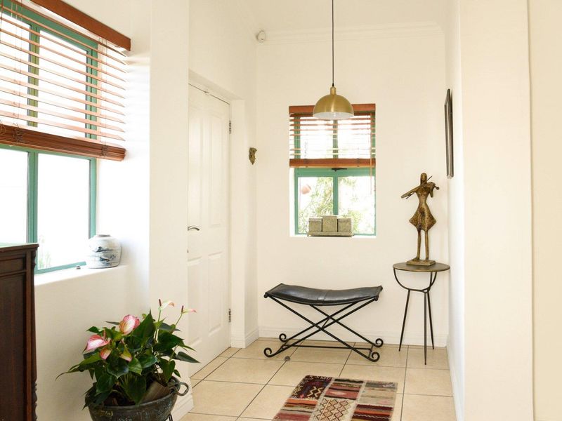 Exquisite and charming home with a beautiful garden in the always popular Kingshaven Estate - Photo 4