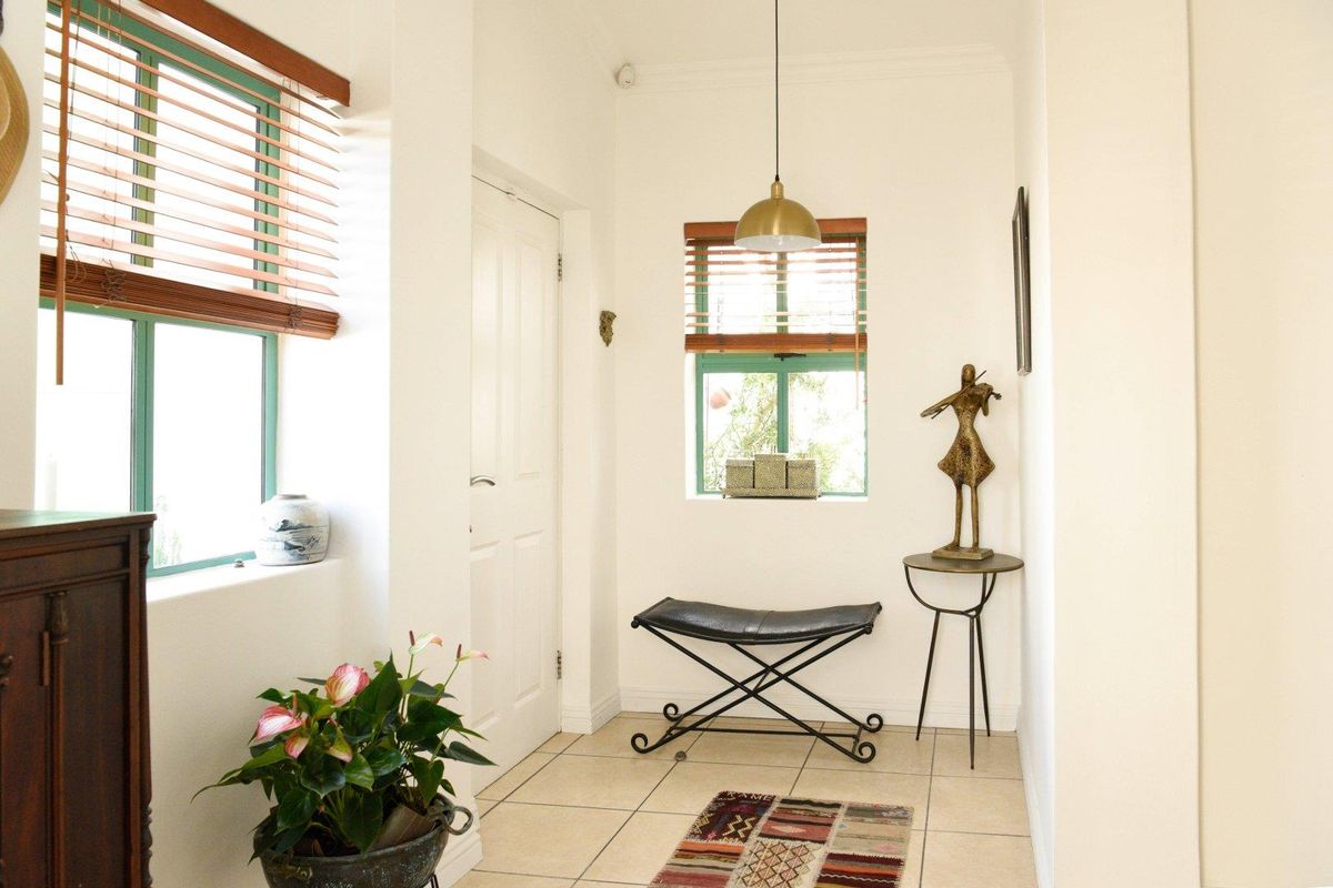 Exquisite and charming home with a beautiful garden in the always popular Kingshaven Estate - Photo 4