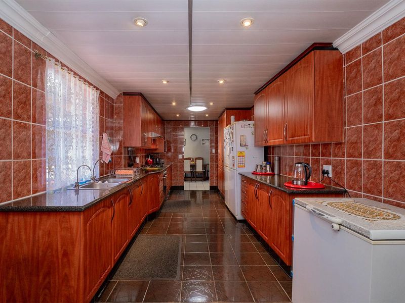 Spacious 4-Bed Family Home with Solar Power & Modern Comforts in Norkem Park - Photo 10