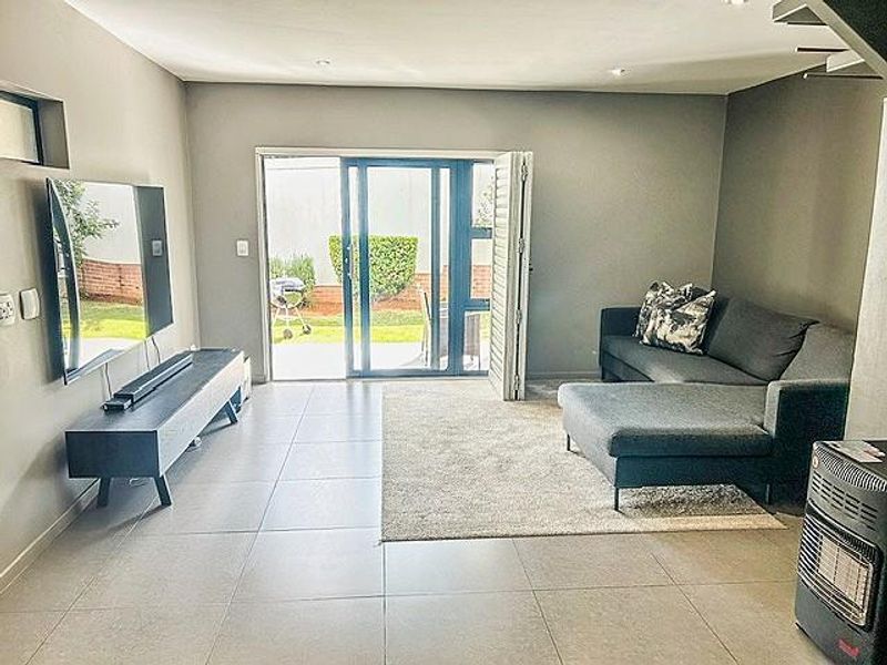 2 BED 2.5 BATH DUPLEX EDENBURG FOR SALE - Photo 4