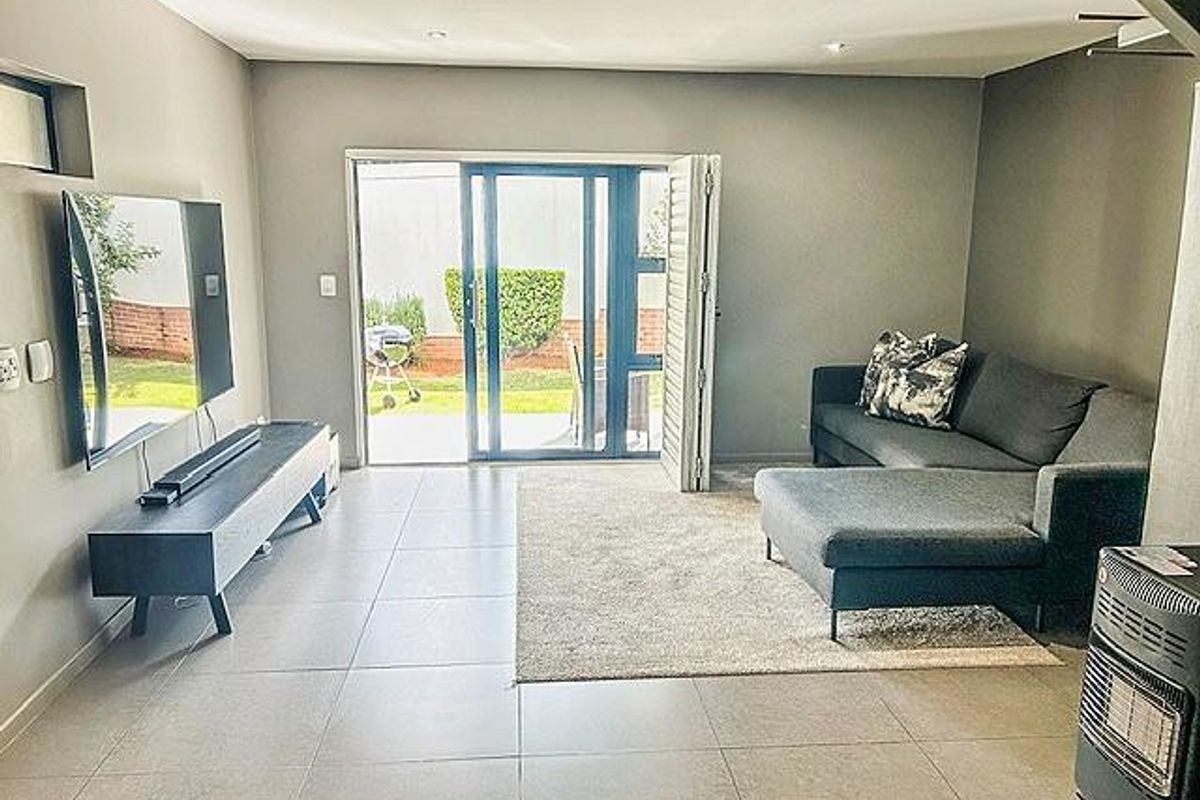 2 BED 2.5 BATH DUPLEX EDENBURG FOR SALE - Photo 4