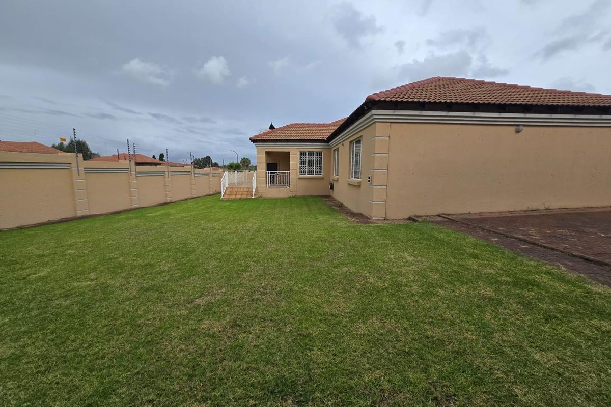 Stylish Family Living with Extra Space, Pet-Friendly Garden & Built-In Braai - Photo 2
