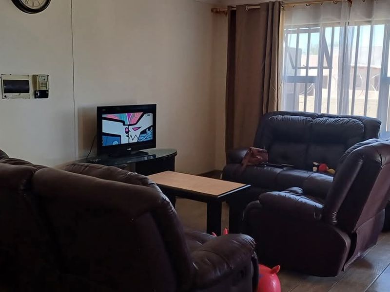 House is situated behind the Okahandja Mall. Additional to the main house is a 4 bedroom flat. - Photo 8