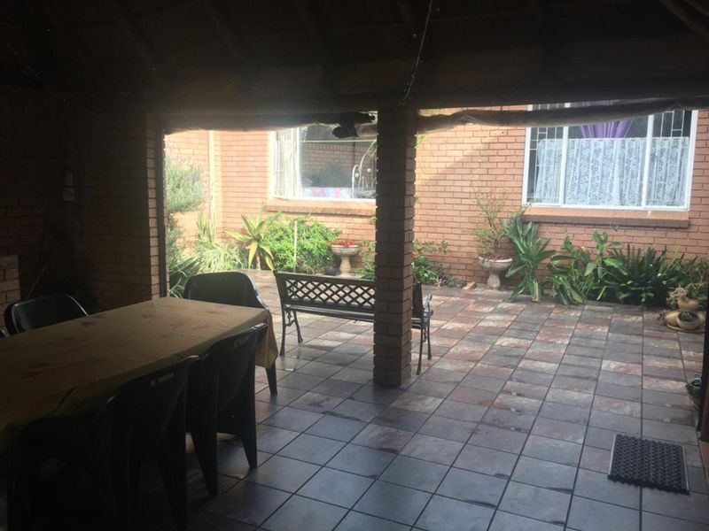 2 Seperate flats and a House on corner stand with two entrances. - Photo 9