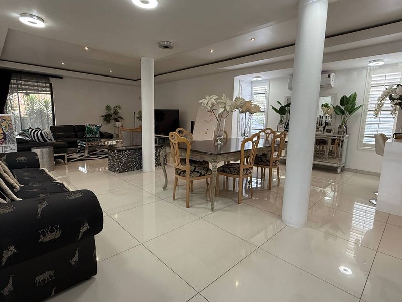 Ultra modern 3 bedroom /2 bedroom with a study in the heart of Faerie Glen - Photo 9