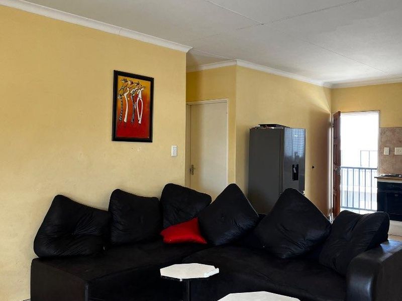 Upstairs Corner 2-Bed Flat — Wanaheda | N$650,000 (N$50,000 Below Valuation). - Photo 4