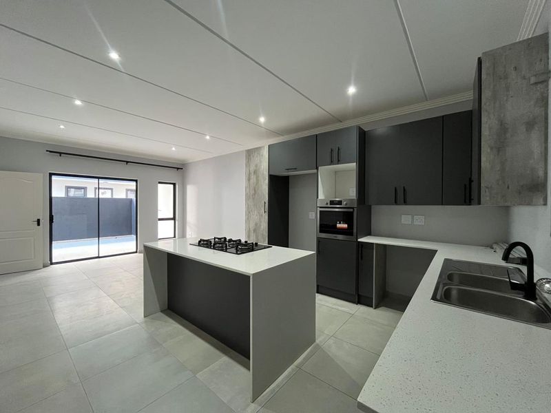 A MODERN APARTMENT IN BRYANSTON AWAITS YOU. - Photo 2
