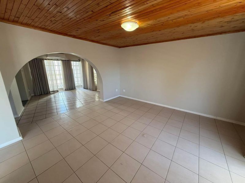 LARGE FAMILY HOME IN A DESIRABLE STREET OF OLYMPIA - Photo 3