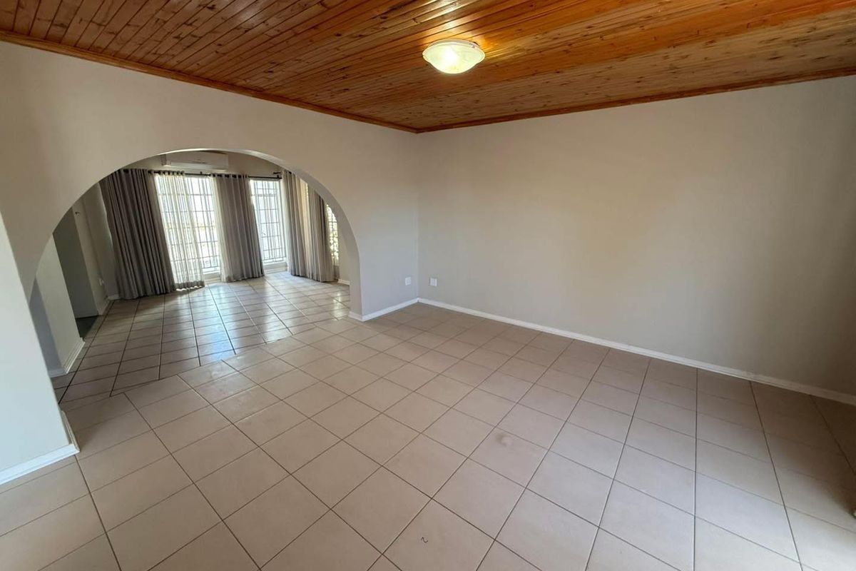 LARGE FAMILY HOME IN A DESIRABLE STREET OF OLYMPIA - Photo 3