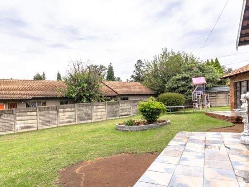 Face brick Family Home for Sale - Photo 3