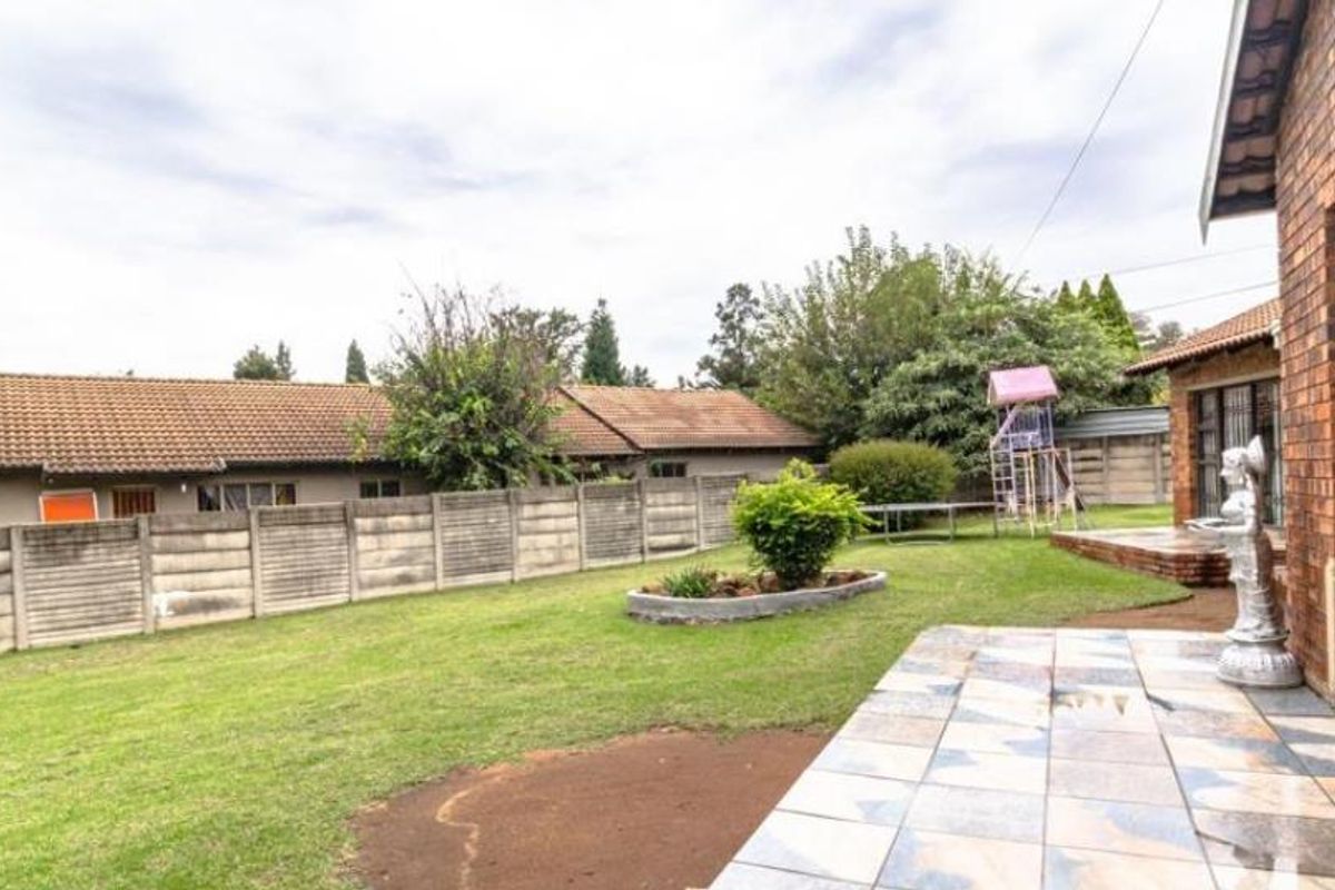 Face brick Family Home for Sale - Photo 3