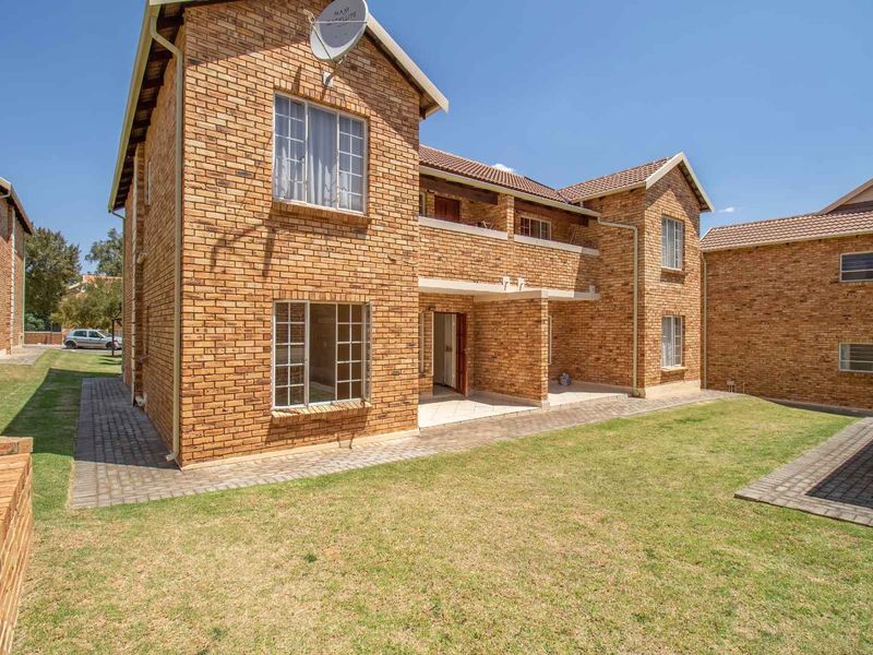 NEAT 2 BED 2 BATH APPARTMENT. SUITABLE FOR A SMALL FAMILY . - Photo 2