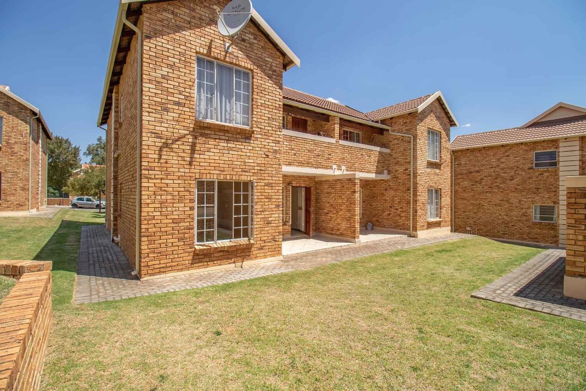 NEAT 2 BED 2 BATH APPARTMENT. SUITABLE FOR A SMALL FAMILY . - Photo 2