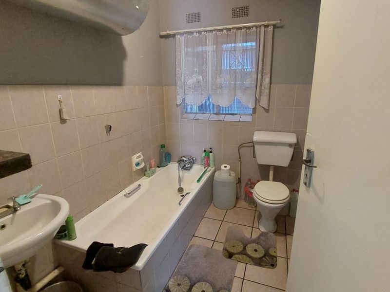 Charming 2-Bed Ground Floor Unit with Garden! - Photo 8