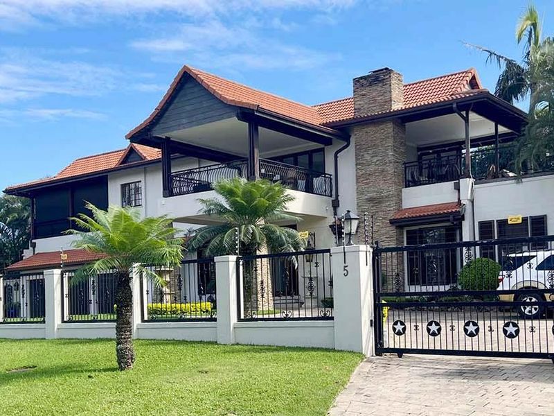 EXCLUSIVE 9 BEDROOM FULLY FURNISHED GUEST HOUSE OR LARGE FAMILY HOME IN PRIME UMHLANGA - Photo 2