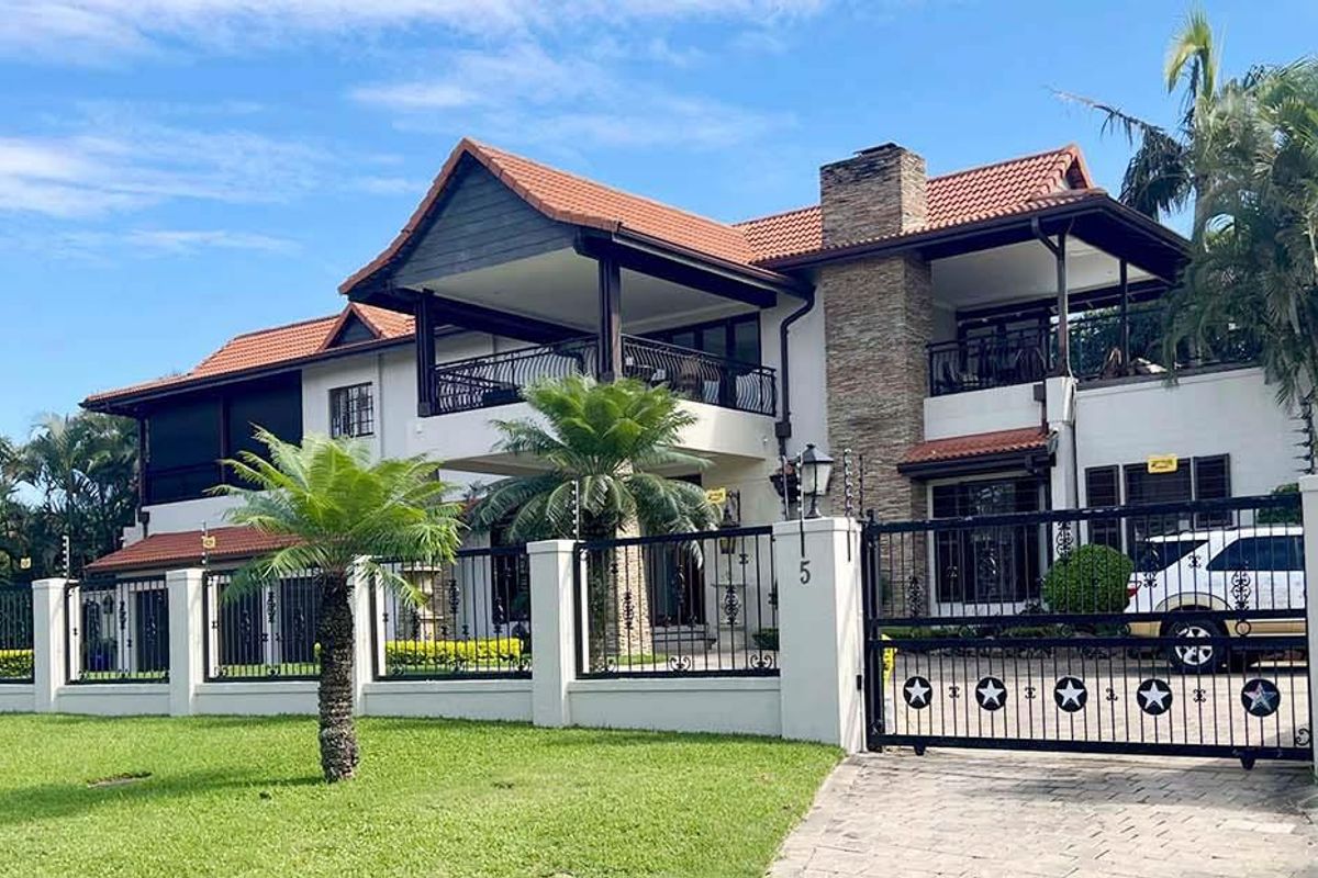 EXCLUSIVE 9 BEDROOM FULLY FURNISHED GUEST HOUSE OR LARGE FAMILY HOME IN PRIME UMHLANGA - Photo 2