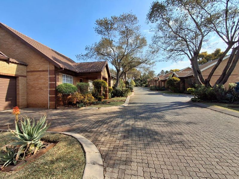 Spacious simplex in sought after complex - Photo 9