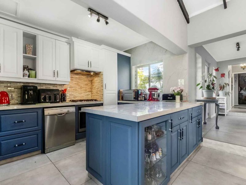 COZY SINGLE LEVEL CLUSTER HOME IN SOUGHT AFTER SANTA BARBARA - WITH ALL THE BELLS AND WHISTLES - Photo 9