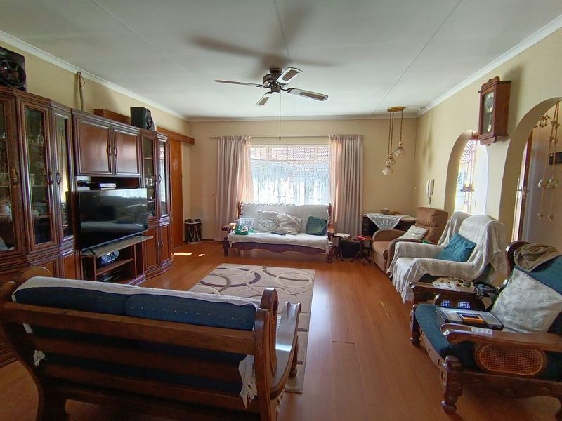 Spacious Family Home with Flatlet & Pool in Prime Fauna Location - Photo 4