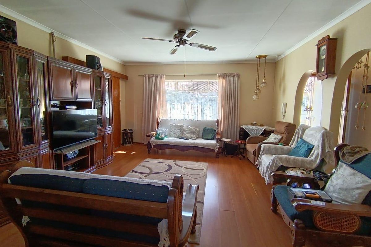 Spacious Family Home with Flatlet & Pool in Prime Fauna Location - Photo 4
