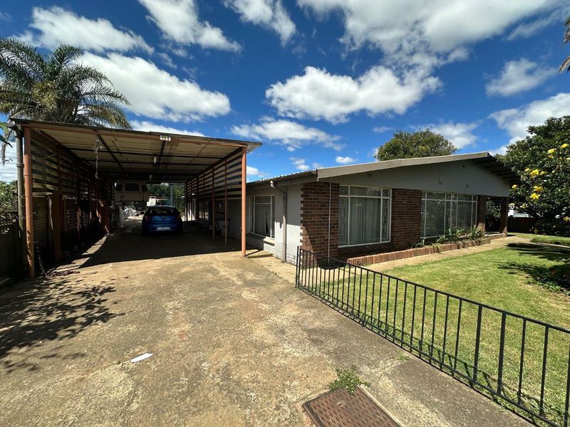 Cozy 4 Bedroom Glencoe Home for sale - Photo 6