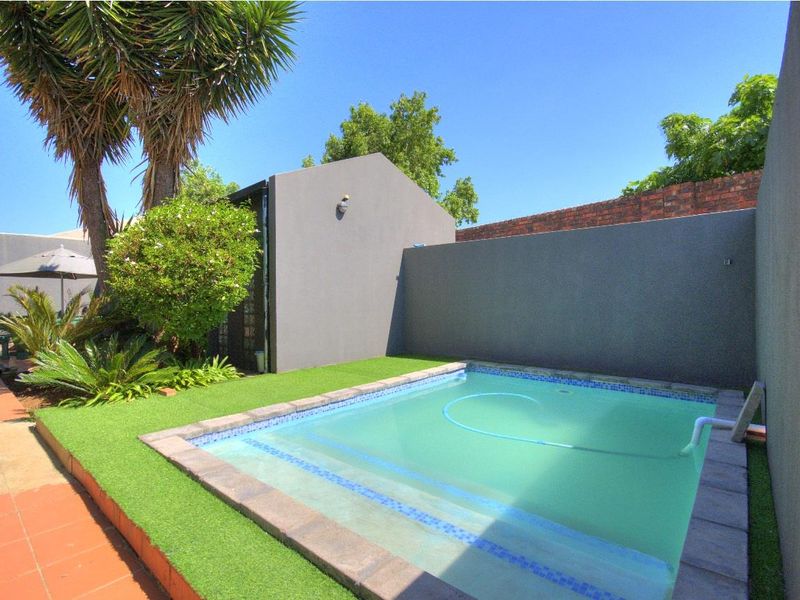 Beautiful Family home with Cottage - Photo 3