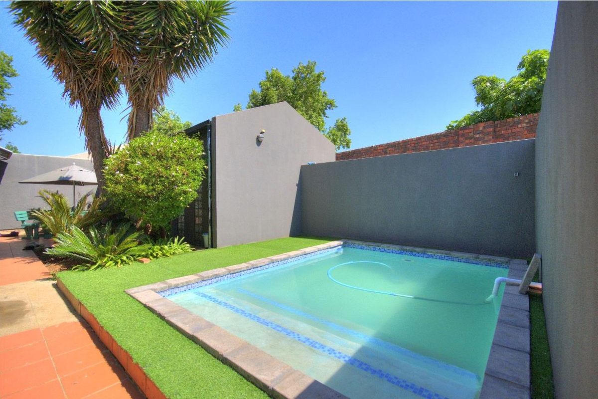 Beautiful Family home with Cottage - Photo 3