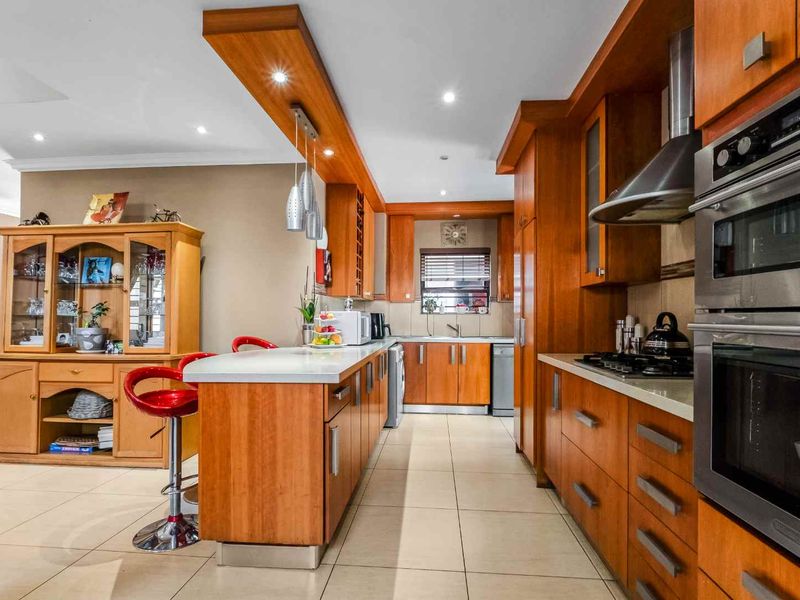 STYLISH AND CLASSY - TRIPLE STOREY UNIT, IN A QUIET POSITION OFFERING PLENTY OF SPACE. - Photo 8