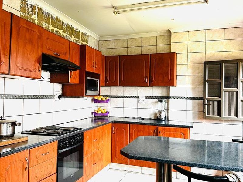 Spacious Ngwelezana Home: Five Bedrooms, Ready for Your Touch - Photo 2