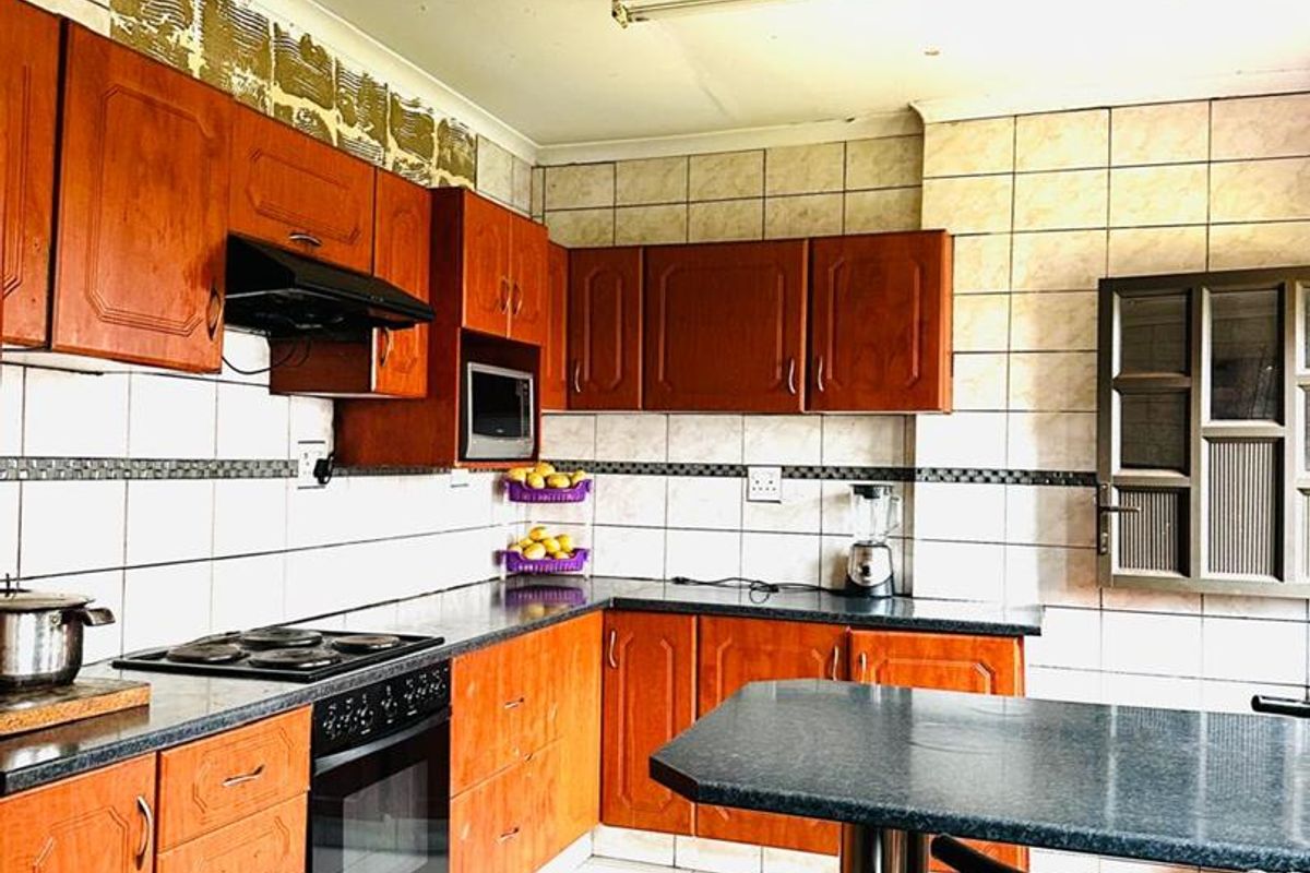 Spacious Ngwelezana Home: Five Bedrooms, Ready for Your Touch - Photo 2