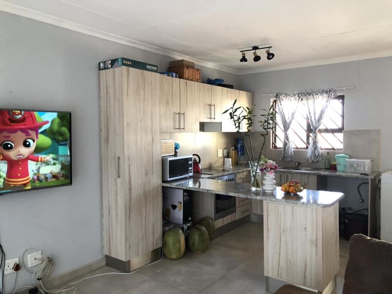 2 Bedroom Townhouse For Sale in Rocky Crest - Photo 2