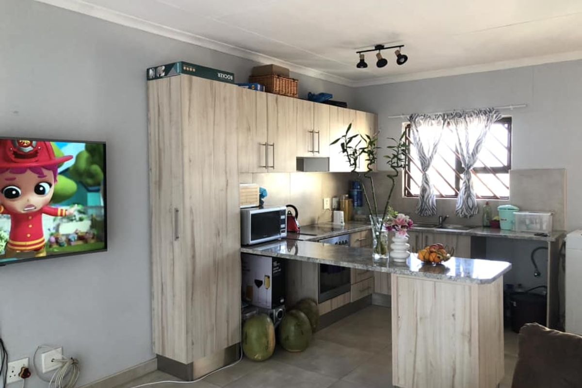 2 Bedroom Townhouse For Sale in Rocky Crest - Photo 2