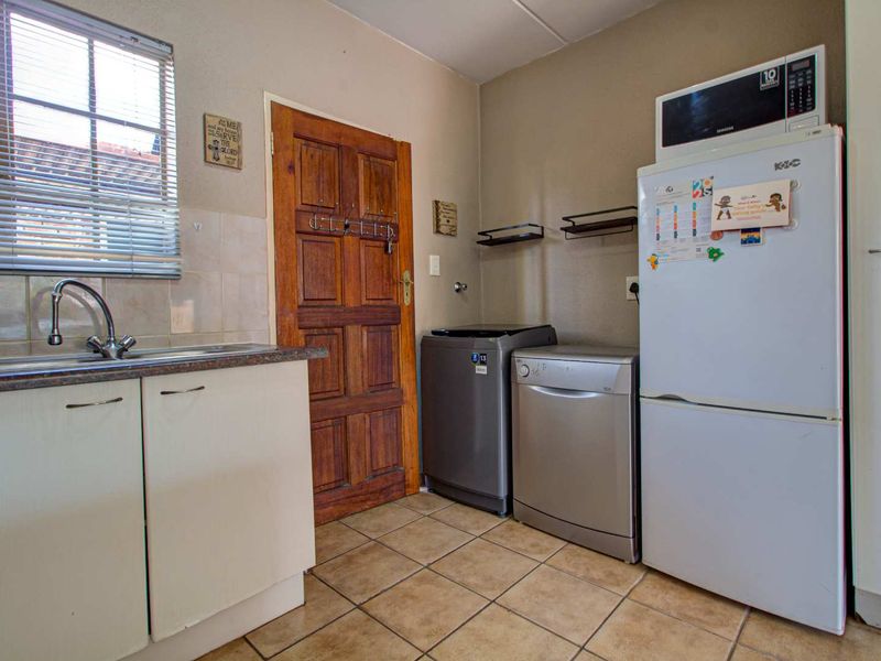 Vibrant Lifestyle: Modern Townhouse with All the Extras! - Photo 5