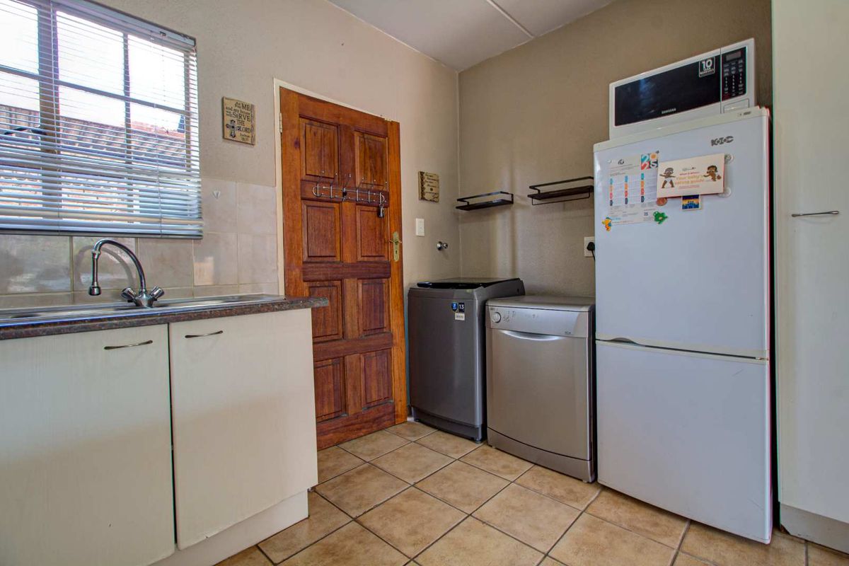 Vibrant Lifestyle: Modern Townhouse with All the Extras! - Photo 5