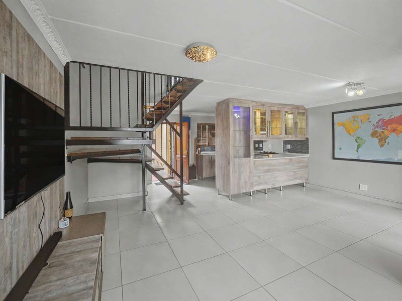Three Bedroom townhouse in Annlin - Photo 5