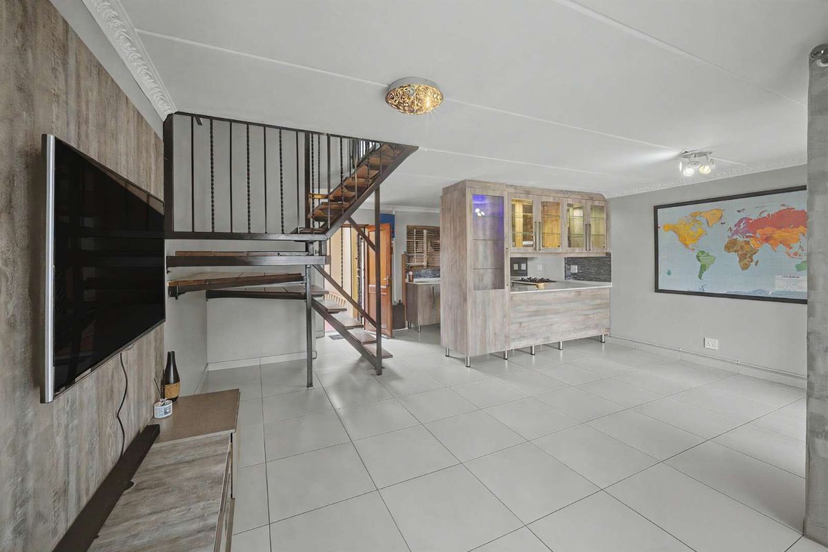 Three Bedroom townhouse in Annlin - Photo 5