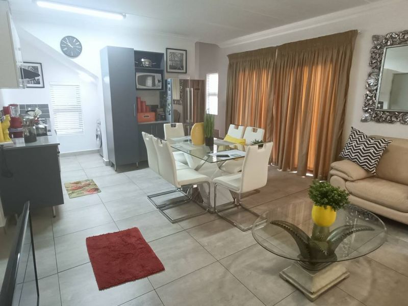 MODERN FAMILY HOUSE FOR SALE IN THATCHFIELD RIDGE ESTATE! - Photo 4