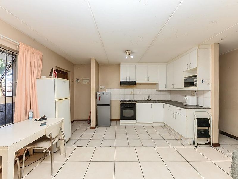 Secure Ground-Floor Apartment with Parking in Prime Location - Photo 8