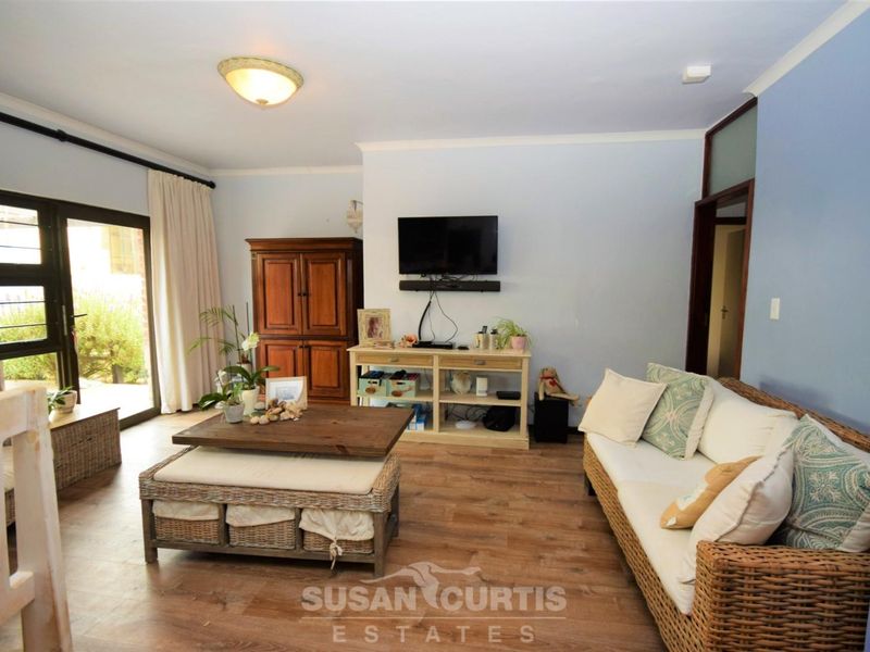 6 BEDROOMS AND FREESTANDING COTTAGE HOME, VOGELSTRAND - Photo 2