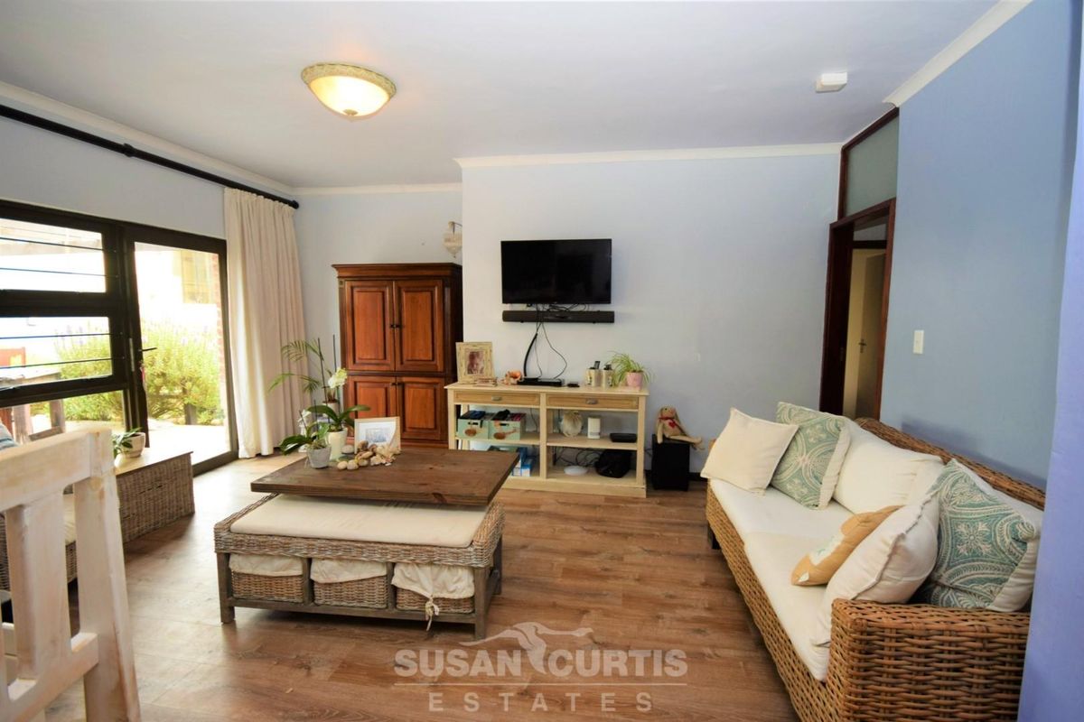 6 BEDROOMS AND FREESTANDING COTTAGE HOME, VOGELSTRAND - Photo 2