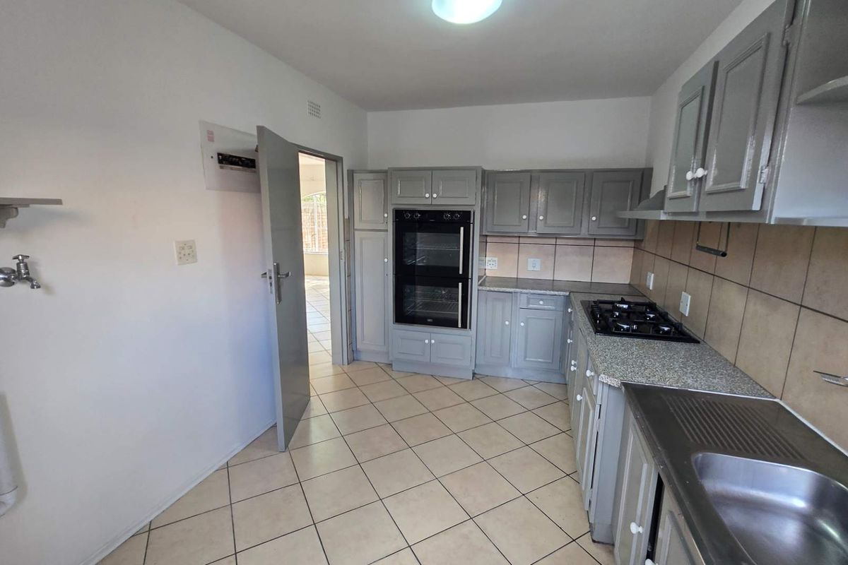 Spacious 3-Bedroom Townhouse with Gas Hob & Backup Water - Photo 2