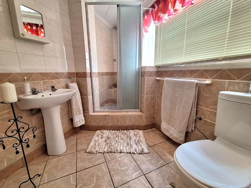 Dual-level Design with Stylish Features - Photo 10