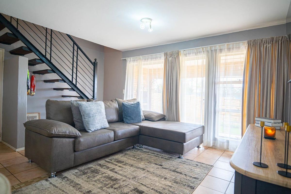 Family Home with Space in Ruimsig - Photo 4