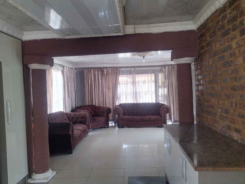 4 bedrooms house for sale in Soshanguve BB - Photo 7