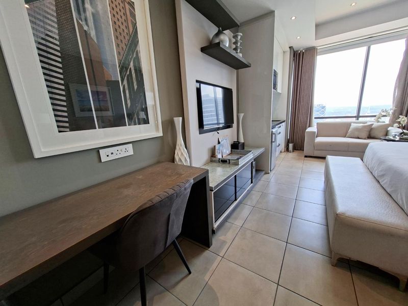 Stunning Furnished, 6th Floor Studio Apartment Available in Sandton Skye - Photo 5